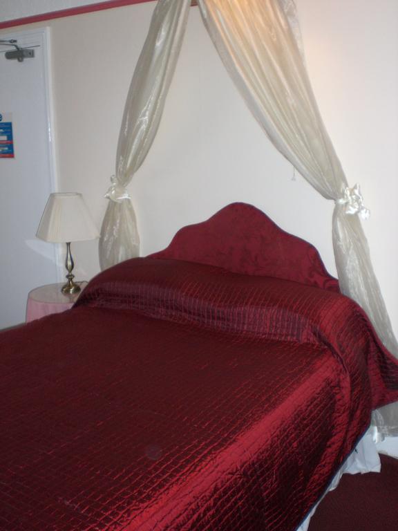 Melville Lodge Gatwick Horley Extérieur photo